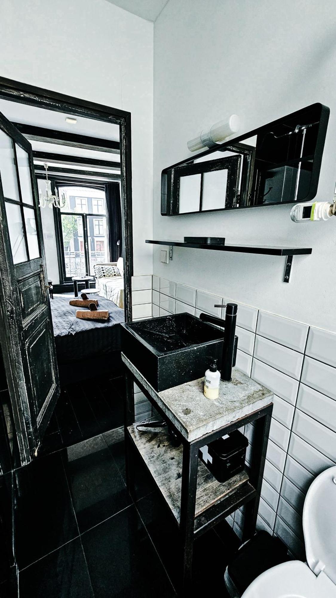 The Black Beauty Private Studio With Canal View From 1799 Amesterdão Exterior foto